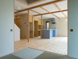 自然を感じる木心地の良い家